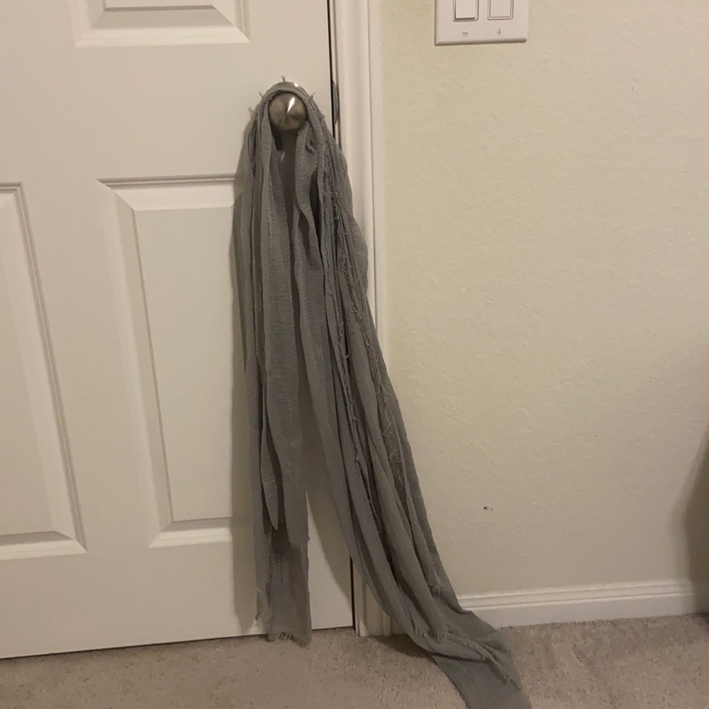Gray crinkle hijab